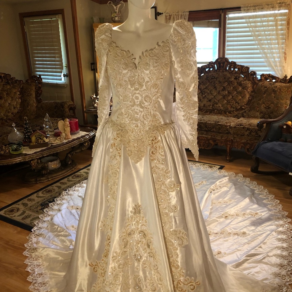 Dazzling Mori Lee Wedding Dress White S 12 Pearls Sequins Lace Appliqués Train